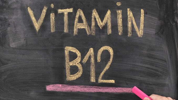 B 12 Vitamin auf Tafel-geschrieben