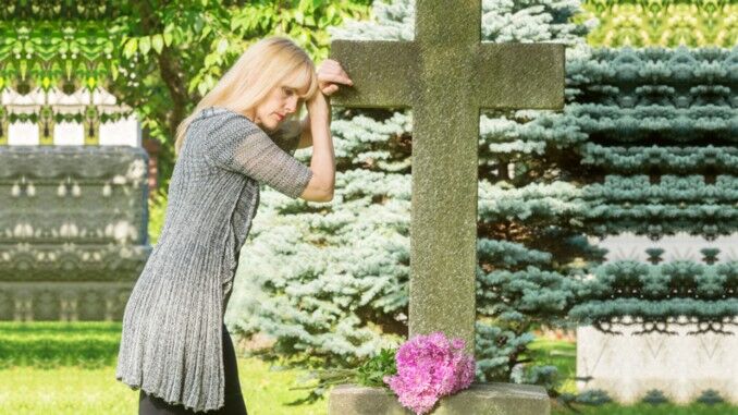 Tod Frau Friedhof Kreuz sterben verlust abschied canva
